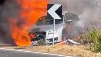 Audi shpërthen në flakë, babai me tre djemtë shpëtojnë për fije