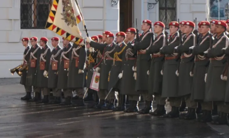 Austria planifikon të zgjasë shërbimin ushtarak