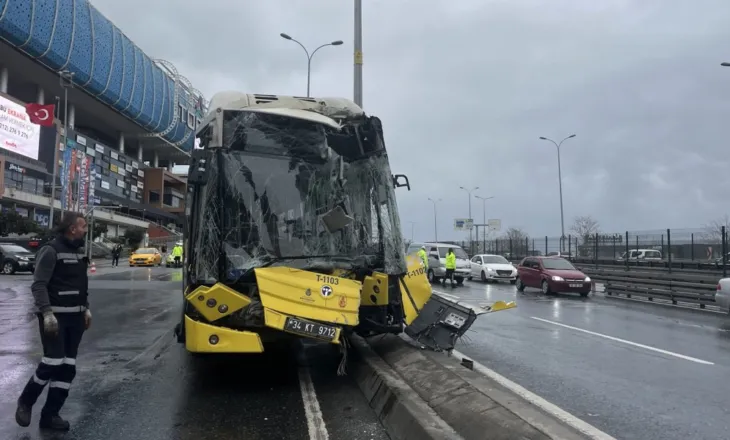 Autobusi humb kontrollin dhe përplaset me shtyllën, mes 30 të plagosurve dhe 1 fëmijë