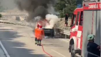 Automjeti shkrumbohet nga flakët në rrugën e Lumit të Vlorës, dyshohet për defekt teknik