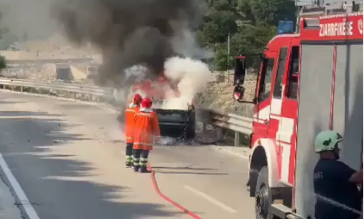 Automjeti shkrumbohet nga flakët në rrugën e Lumit të Vlorës, dyshohet për defekt teknik