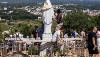 Autoritetet Boshnjake Hëtojnë Vandalizmin dhe Dëmtimin nga Zjarri në Faltores së Virgjëreshës Mari në Medjugorje