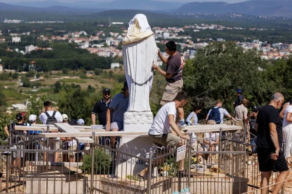 Autoritetet Boshnjake Hëtojnë Vandalizmin dhe Dëmtimin nga Zjarri në Faltores së Virgjëreshës Mari në Medjugorje