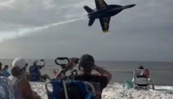 Avioni luftarak fluturon mbi kokat e pushuesve në bregdetin e Florida-s, marina amerikane nis hetim