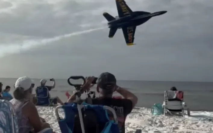Avioni luftarak fluturon mbi kokat e pushuesve në bregdetin e Florida-s, marina amerikane nis hetim