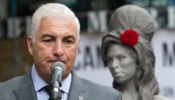 Babai i Amy Winehouse duhet t’u paguajë një milion euro miqve të vajzës së tij të ndjerë