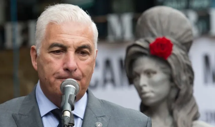 Babai i Amy Winehouse duhet t’u paguajë një milion euro miqve të vajzës së tij të ndjerë