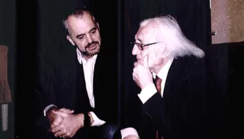“Balta ngrihet mbi mua e pasur…”, Rama iu përgjigjet kundërshtarëve me vargjet e Dritëro Agollit