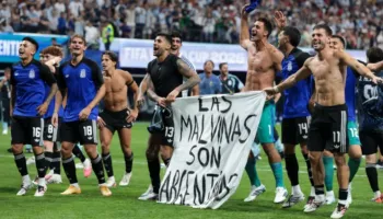 Banderola provokuese pas fitores ndaj Anglisë, FIFA mund të ndëshkojë Argjentinën