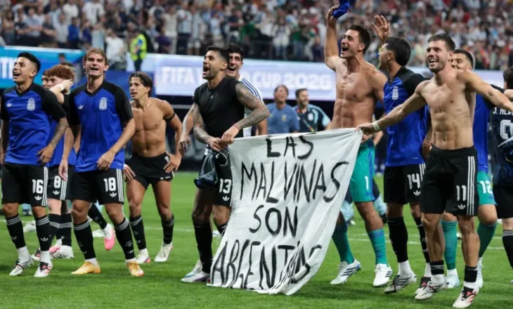 Banderola provokuese pas fitores ndaj Anglisë, FIFA mund të ndëshkojë Argjentinën