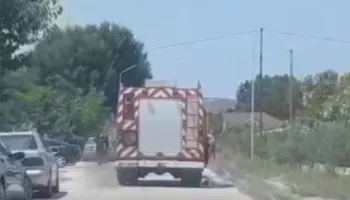 Banesa merr flakë në Kuçovë, komshinjtë shpëtojnë 90-vjeçaren që jetonte e vetme, fqinji tregon çastet e para