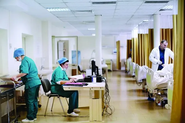 Banka Botërore: Plakja dhe emigracioni po shtojnë presionin mbi financimin e shëndetësisë