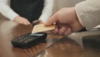 Bankat drejt digjitalizimit të plotë/ Studimi i BSH: Sfida kryesore është siguria kibernetike