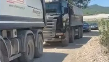 Banorët e fshatit Kus bllokojnë kamionët e “4AM” në formë proteste, ura rrezikon të shembet