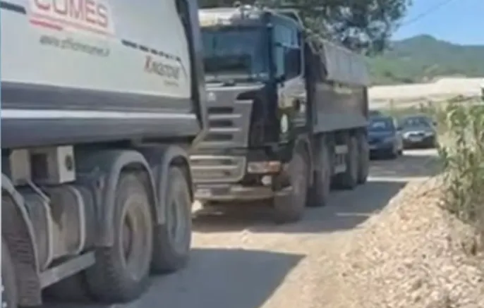 Banorët e fshatit Kus bllokojnë kamionët e “4AM” në formë proteste, ura rrezikon të shembet