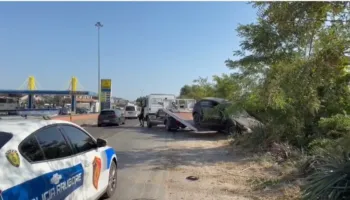 “Banorët kërkojnë ndërhyrje të menjëhershme”/ Makina bie në kanal në Lagjen 16 në Durrës, qytetarët: Po rrezikojmë