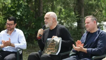 Banori që humbi ndërtimin në Theth përfiton nga Paketa e Maleve, Rama: Do të të mbështesim të bësh diçka fantastike