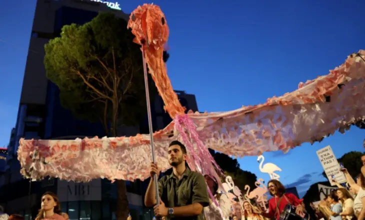 BBC: ‘Revolucioni i Flamingove’ merr hov, shqiptarët kërkojnë dorëheqjen e Ramës