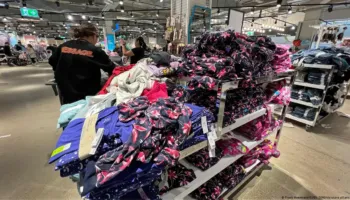 BE ndalon shkatërrimin e veshjeve të pashitura, synon të ulë mbetjet e industrisë së modës
