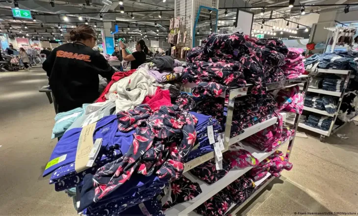 BE ndalon shkatërrimin e veshjeve të pashitura, synon të ulë mbetjet e industrisë së modës