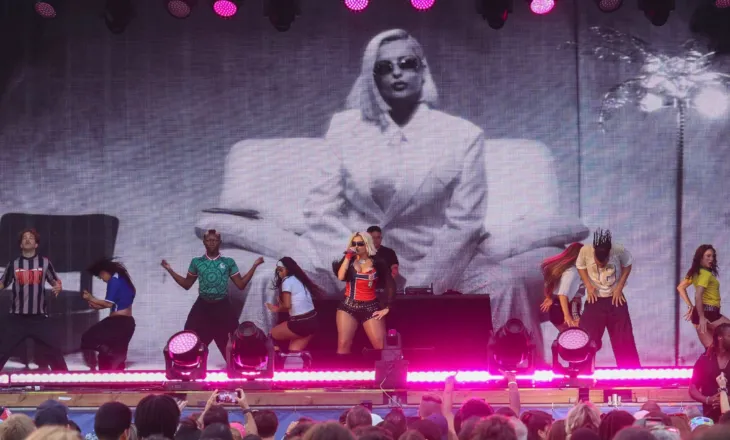Bebe Rexha mahnit publikun në Filadelfia me një paraqitje plot stil dhe energji