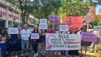 “Bela, vasalja…”/ Ballukut pritet t’i komunikohet akuza për shkeljen në tendera, protestuesit grumbullohen para SPAK