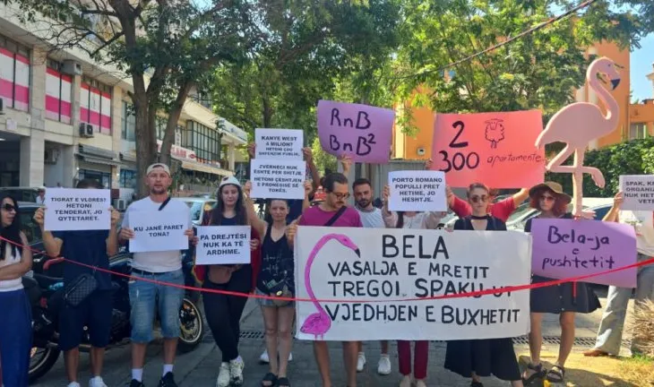 “Bela, vasalja…”/ Ballukut pritet t’i komunikohet akuza për shkeljen në tendera, protestuesit grumbullohen para SPAK