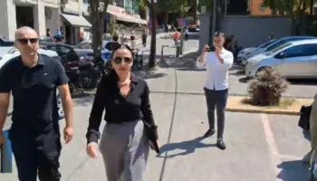 Belinda Balluku mbërrin në SPAK! GJKKO zgjati hetimet, Prokuroria i komunikon sot akuzën e shkeljes me tenderët për…