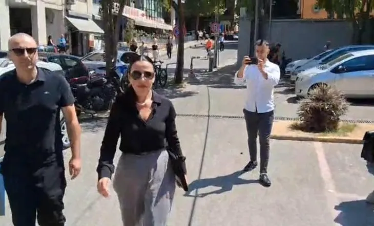 Belinda Balluku mbërrin në SPAK! GJKKO zgjati hetimet, Prokuroria i komunikon sot akuzën e shkeljes me tenderët për…
