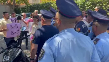 Belinda Balluku sot në SPAK, një grup protestuesish mblidhen para Prokurorisë