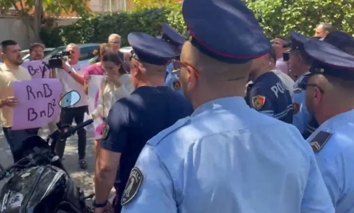 Belinda Balluku sot në SPAK, një grup protestuesish mblidhen para Prokurorisë