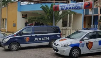 Bënë video duke keqtrajtuar qentë e rrugës, procedohen penalisht 2 francezë në Sarandë