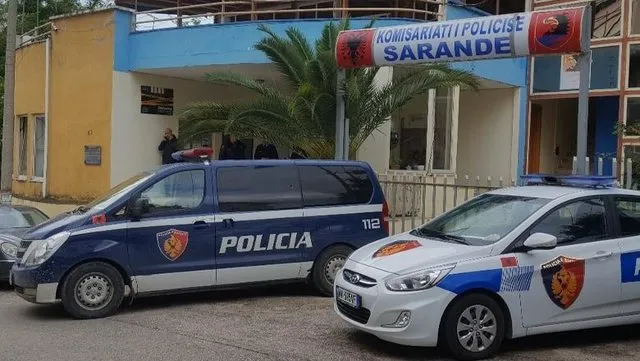 Bënë video duke keqtrajtuar qentë e rrugës, procedohen penalisht 2 francezë në Sarandë