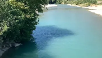 Berat/ Punonte në arë me babanë, 15-vjeçari hyri në lumë për t’u freskuar, por nuk doli më