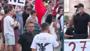 ‘Berisha e Rama, tradhëtarë’, qytetari: Kryeministri me bandën parlamentare e korin e zhabave s’lanë gjë pa thënë…
