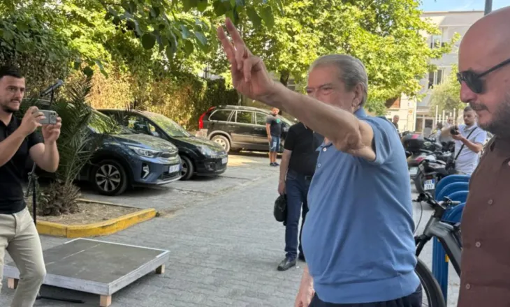 Berisha paraqitet në SPAK, zbaton masën ‘detyrim paraqitje’, pritet nga mbështetësit