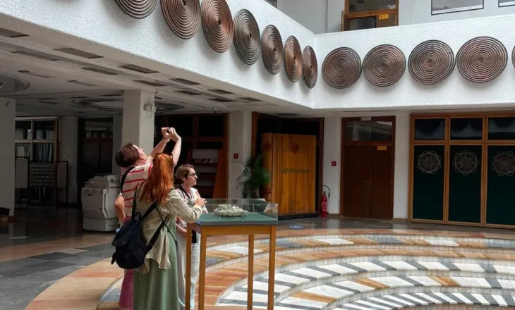 Biblioteka Kombëtare e Kosovës vazhdon të tërheqë turistë dhe vizitorë nga diaspora