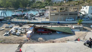 Bie çatia e një objekti në ndërtim te Porti i Limionit, niset me helikopter në gjendje të rëndë
