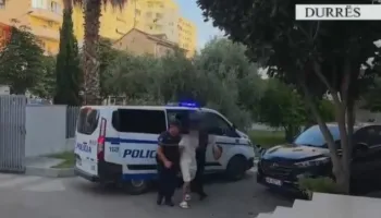 Bie në prangat e policisë 20-vjeçari/ Zbulohet bazë armësh në Manzë, policia sekuestron kallashnikov, 4 pistoleta dhe..