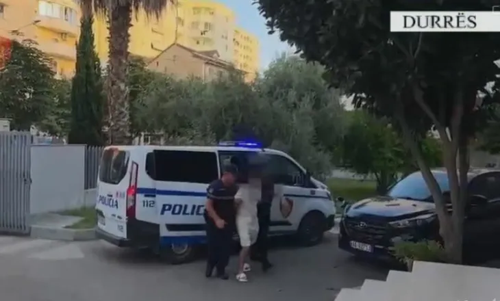 Bie në prangat e policisë 20-vjeçari/ Zbulohet bazë armësh në Manzë, policia sekuestron kallashnikov, 4 pistoleta dhe..
