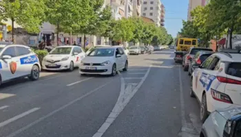 Bie pre e grabitjes një pikë shërbimi e telefonisë celulare në Durrës, i riu arratiset nga vendngjarja