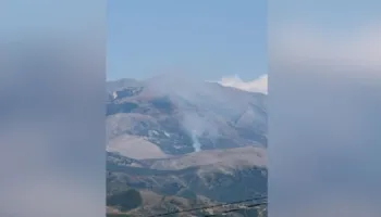 Bie zjarr pranë fshatrave Zminec e Karroq në Finiq, terreni i vështirë pengon ndërhyrjen e zjarrfikësve
