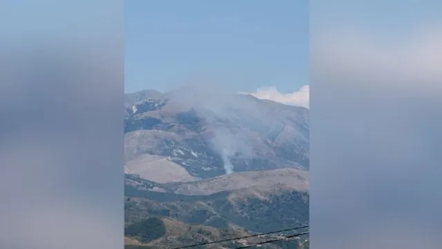 Bie zjarr pranë fshatrave Zminec e Karroq në Finiq, terreni i vështirë pengon ndërhyrjen e zjarrfikësve