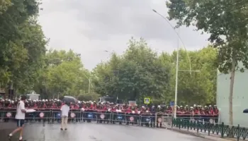 Blindohet parlamenti! Autobotë me ujë, barriera metalike dhe gardh policor para nisjes së protestës