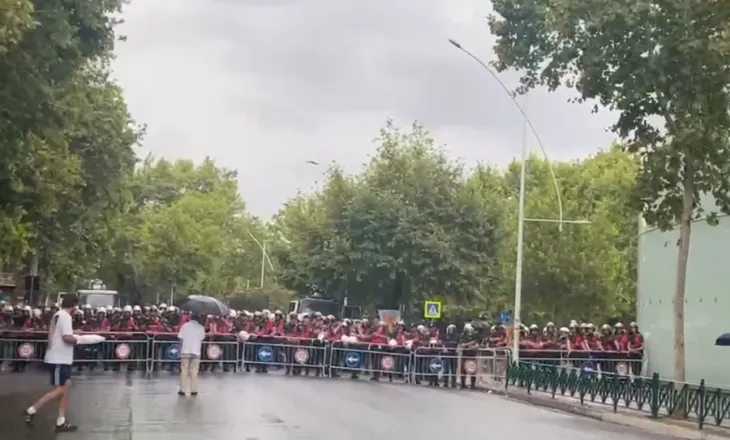 Blindohet parlamenti! Autobotë me ujë, barriera metalike dhe gardh policor para nisjes së protestës