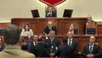 Bllokimi i foltores dhe tensionet në Kuvend/ Pas propozimit nga PS, kalohet në votim dhe mbyllen diskutimet
