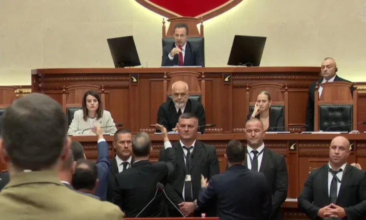 Bllokimi i foltores dhe tensionet në Kuvend/ Pas propozimit nga PS, kalohet në votim dhe mbyllen diskutimet