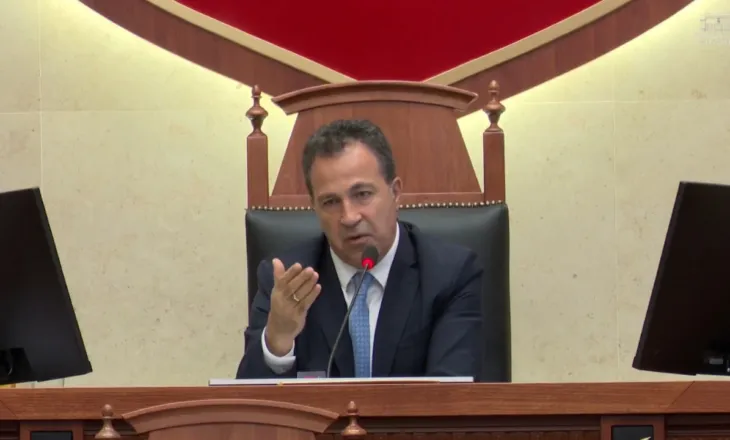 Bllokimi i foltores nga demokratët, mbyllet seanca plenare, Peleshi: Rendi i ditës nuk ndryshon siç doni ju