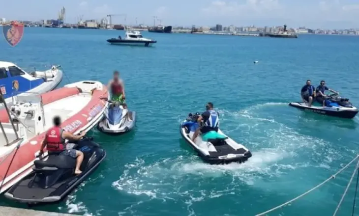 Bllokohen dy Jet Ski në Sarandë, shkelën perimetrin e sigurisë, rrezikuan jetën e pushuesve
