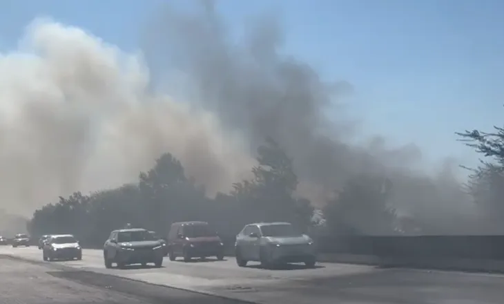 Bllokohet autostrada Durrës-Tiranë, mbulohet nga tymi i zjarrit në Shijak